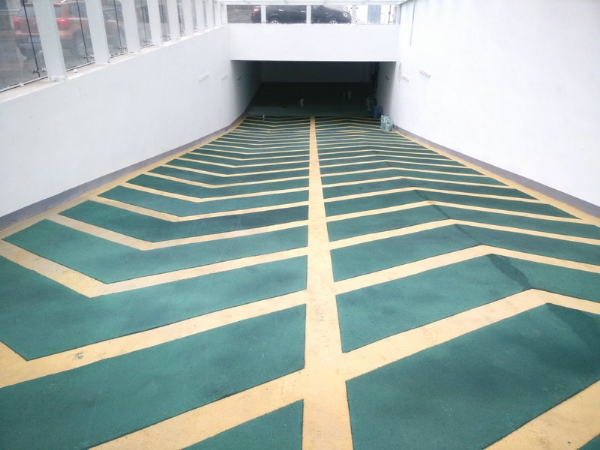 施工中環(huán)氧樹脂地坪涂裝存在的問題，新天地漆業(yè)幫你解答